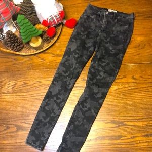 EUC Free People camouflage high waisted skinny jeans